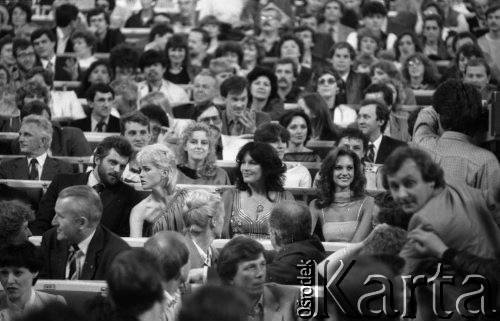 4-5.05.1984, Warszawa, Polska.
Sala Kongresowa, wybory Miss Polonia, na widowni Lidia Wasiak, Miss Polonia '83, Julia Morley, organizatorka konkursów Miss Świata i Sarah Jane Hutt, Miss Świata '83.
Fot. Jarosław Tarań, zbiory Ośrodka KARTA [84-13]