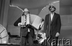 4-5.05.1984, Warszawa, Polska.
Sala Kongresowa, wybory Miss Polonia, na scenie Wojciech Mann z akordeonem i śpiewający Krzysztof Materna.
Fot. Jarosław Tarań, zbiory Ośrodka KARTA [84-13]