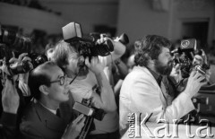 4-5.05.1984, Warszawa, Polska.
Sala Kongresowa, wybory Miss Polonia, fotoreporterzy robiący zdjęcia finalistkom.
Fot. Jarosław Tarań, zbiory Ośrodka KARTA [84-13] 
