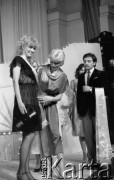 4-5.05.1984, Warszawa, Polska.
Sala Kongresowa, wybory Miss Polonia, Lidia Wasiak, Miss Polonia '83, dekoruje szarfą jedną z finalistek konkursu.
Fot. Jarosław Tarań, zbiory Ośrodka KARTA [84-10] 

