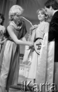 4-5.05.1984, Warszawa, Polska.
Sala Kongresowa, wybory Miss Polonia, Lidia Wasiak, Miss Polonia '83, dekoruje szarfą 