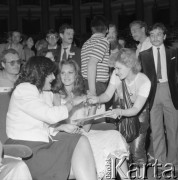 4-5.05.1984, Warszawa, Polska.
Sala Kongresowa, wybory Miss Polonia, Julia Morley dająca autograf, obok siedzi Miss Świata '83 Sarah Jane Hutt.
Fot. Jarosław Tarań, zbiory Ośrodka KARTA [84-11] 
