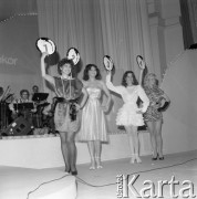 4-5.05.1984, Warszawa, Polska.
Sala Kongresowa, wybory Miss Polonia, na scenie finalistki, stoją od lewej: Alicja Skowron, Ewa Pąsiek, Dagna Drypczyńska, Irena Pasternak.
Fot. Jarosław Tarań, zbiory Ośrodka KARTA [84-11] 

