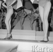 4-5.05.1984, Warszawa, Polska.
Sala Kongresowa, wybory Miss Polonia, dziewczyny w strojach kąpielowych z parasolami.
Fot. Jarosław Tarań, zbiory Ośrodka KARTA [84-11] 
