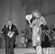 4-5.05.1984, Warszawa, Polska.
Sala Kongresowa, wybory Miss Polonia, na scenie Miss Foto Magdalena Szczepańska i prowadzący koncert finałowy Wojciech Mann.
Fot. Jarosław Tarań, zbiory Ośrodka KARTA [84-12] 
