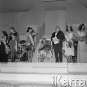 4-5.05.1984, Warszawa, Polska.
Sala Kongresowa, wybory Miss Polonia, na scenie od prawej: Miss Świata Sarah Jane Hutt, II Vice Miss Polonia Elżbieta Mielczarek, prowadzący koncert Wojciech Mann, siedzi Miss Polonia Magdalena Jaworska, I Vice Miss Polonia Joanna Karska.
Fot. Jarosław Tarań, zbiory Ośrodka KARTA [84-12] 
