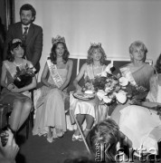 4-5.05.1984, Warszawa, Polska.
Sala Kongresowa, wybory Miss Polonia, konferencja prasowa po zakończeniu konkursu, siedzą od lewej: Joanna Karska, I Vice Miss Polonia, Sarah Jane Hutt, Miss Świata, Magdalena Jaworska, Miss Polonia '84 i Lidia Wasiak, Miss Polonia '83.
Fot. Jarosław Tarań, zbiory Ośrodka KARTA [84-12] 
