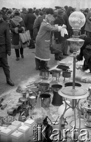 Marzec 1985, Warszawa - Marymont, Polska.
Jarmark Marymoncki, stoisko z lampami naftowymi.
Fot. Jarosław Tarań, zbiory Ośrodka KARTA [85-38] 
