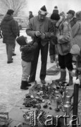 Marzec 1985, Warszawa - Marymont, Polska.
Jarmark Marymoncki, stoisko z artykułami metalowymi.
Fot. Jarosław Tarań, zbiory Ośrodka KARTA [85-38] 
