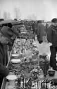 Marzec 1985, Warszawa - Marymont, Polska.
Jarmark Marymoncki, stoisko ze starociami.
Fot. Jarosław Tarań, zbiory Ośrodka KARTA [85-38] 
