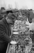 Marzec 1985, Warszawa - Marymont, Polska.
Jarmark Marymoncki, stoisko ze starociami.
Fot. Jarosław Tarań, zbiory Ośrodka KARTA [85-38] 
