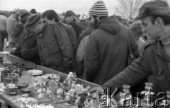 Marzec 1985, Warszawa - Marymont, Polska.
Jarmark Marymoncki, stoisko ze starociami - porcelanowe figurki.
Fot. Jarosław Tarań, zbiory Ośrodka KARTA [85-38] 

