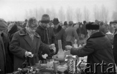 Marzec 1985, Warszawa - Marymont, Polska.
Jarmark Marymoncki, stoisko ze starociami.
Fot. Jarosław Tarań, zbiory Ośrodka KARTA [85-38] 
