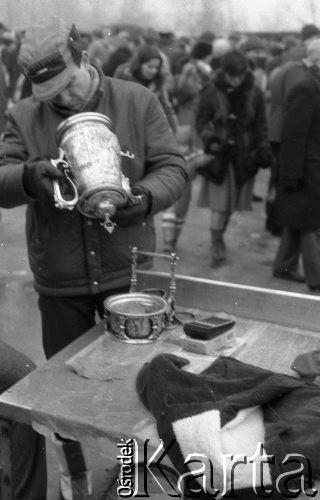Marzec 1985, Warszawa - Marymont, Polska.
Jarmark Marymoncki, mężczyzna oglądający samowar.
Fot. Jarosław Tarań, zbiory Ośrodka KARTA [85-38] 
