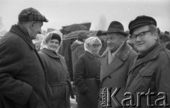 Marzec 1985, Warszawa - Marymont, Polska.
Jarmark Marymoncki, grupa osób, kobiety w foliowych chustkach przeciwdeszczowych na głowach.
Fot. Jarosław Tarań, zbiory Ośrodka KARTA [85-38] 
