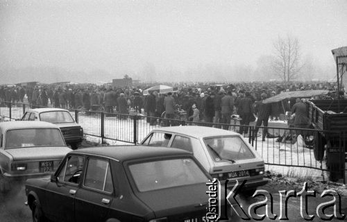 Marzec 1985, Warszawa - Marymont, Polska.
Jarmark Marymoncki, widok targowiska, na pierwszym planie przejeżdżające samochody.
Fot. Jarosław Tarań, zbiory Ośrodka KARTA [85-38] 
