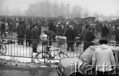 Marzec 1985, Warszawa - Marymont, Polska.
Jarmark Marymoncki, na pierwszym planie Fiat 126p i rower oparty o ogrodzenie.
Fot. Jarosław Tarań, zbiory Ośrodka KARTA [85-38] 
