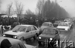 Marzec 1985, Warszawa - Marymont, Polska.
Jarmark Marymoncki, na pierwszym planie jadące samochody.
Fot. Jarosław Tarań, zbiory Ośrodka KARTA [85-38] 
