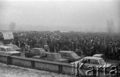 Marzec 1985, Warszawa - Marymont, Polska.
Jarmark Marymoncki, tłum osób robiących zakupy.
Fot. Jarosław Tarań, zbiory Ośrodka KARTA [85-38] 
