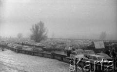 Marzec 1985, Warszawa - Marymont, Polska.
Jarmark Marymoncki, parking zastawiony samochodami.
Fot. Jarosław Tarań, zbiory Ośrodka KARTA [85-38] 
