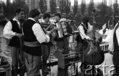 9.05.1985, Wrocław, Polska
Koncert zespołu ludowego na pokładzie statku wycieczkowego płynącego po Odrze.
Fot. Jarosław Tarań, zbiory Ośrodka KARTA [85-30] 
