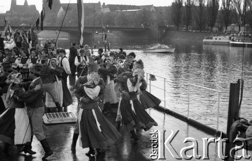 9.05.1985, Wrocław, Polska
Koncert zespołu ludowego na pokładzie statku wycieczkowego płynącego po Odrze.
Fot. Jarosław Tarań, zbiory Ośrodka KARTA [85-30] 
