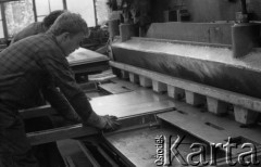 9.05.1985, Wrocław, Polska
Pracownicy Remontowej Stoczni Rzecznej.
Fot. Jarosław Tarań, zbiory Ośrodka KARTA [85-30]