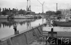 9.05.1985, Wrocław, Polska
Widok Remontowej Stoczni Rzecznej, statki w porcie.
Fot. Jarosław Tarań, zbiory Ośrodka KARTA [85-30]