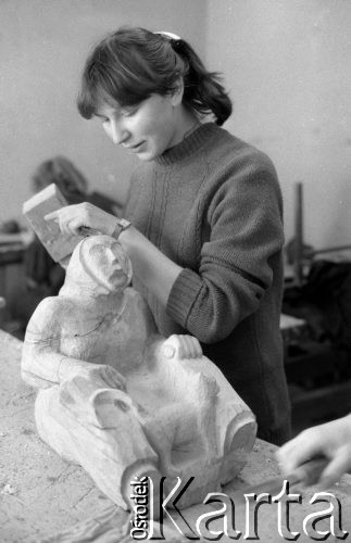 19.02.1985, Zakopane, Polska
Liceum Sztuk Plastycznych im. Antoniego Kenara, uczennica rzeźbiąca w drewnie postać siedzącej baby z kotem.
Fot. Jarosław Tarań, zbiory Ośrodka KARTA [85-45] 
