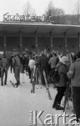 18-20.02.1985, Zakopane, Polska
Kolejka narciarzy przed wyciągiem na Gubałówkę.
Fot. Jarosław Tarań, zbiory Ośrodka KARTA [85-35] 
