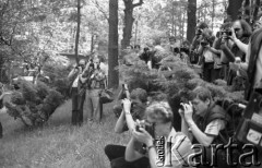 Maj 1985, Zalesie Górne, Polska
Wybory Miss Polonia, zgrupowanie przedfinałowe,  grupa fotoreporterów podczas pracy.
Fot. Jarosław Tarań, zbiory Ośrodka KARTA [85-7] 
