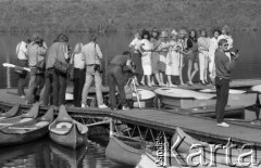 Maj 1985, Zalesie Górne, Polska
Wybory Miss Polonia, zgrupowanie przedfinałowe, dziewczyny na pomoście pozujące do zdjęć grupie fotoreporterów.
Fot. Jarosław Tarań, zbiory Ośrodka KARTA [85-8] 
