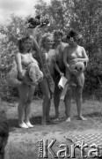 7.07.1985, Polska
Wybory Miss Foto Natura '85, finalistki konkursu w wiankach i z pluszowymi zabawkami.
Fot. Jarosław Tarań, zbiory Ośrodka KARTA [85-31] 
