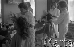 Maj 1985, Warszawa, Polska.
Wybory Miss Polonia, zakład fryzjerski, czesanie finalistek przed koncertem finałowym.
Fot. Jarosław Tarań, zbiory Ośrodka KARTA [85-15] 
