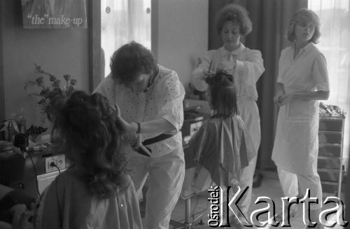 Maj 1985, Warszawa, Polska.
Wybory Miss Polonia, zakład fryzjerski, czesanie finalistek przed koncertem finałowym.
Fot. Jarosław Tarań, zbiory Ośrodka KARTA [85-15]