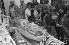 10.10.1985, Wrocław, Polska
Wystawa Osi Przemysłowej Ziem Zachodnich i Północnych, młodzież oglądająca modele statków.
Fot. Jarosław Tarań, zbiory Ośrodka KARTA [85-29] 
