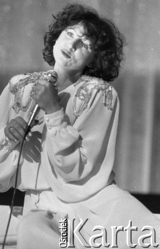 7.05.1985, Warszawa, Polska.
Sala Kongresowa w Pałacu Kultury i Nauki, wybory Miss Polonia, występ Haliny Frąckowiak.
Fot. Jarosław Tarań, zbiory Ośrodka KARTA [85-3] 
