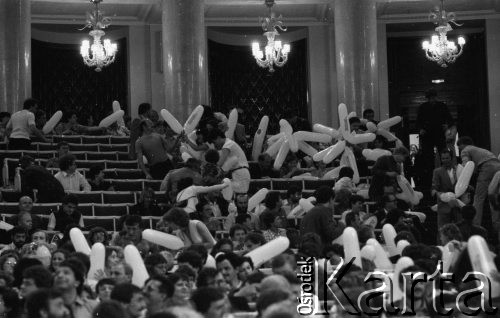 7.05.1985, Warszawa, Polska.
Sala Kongresowa w Pałacu Kultury i Nauki, wybory Miss Polonia, widzowie z balonikami.
Fot. Jarosław Tarań, zbiory Ośrodka KARTA [85-1]