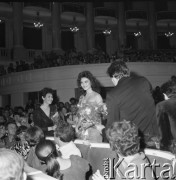 7.05.1985, Warszawa, Polska.
Sala Kongresowa, wybory Miss Polonia, w środku stoi Miss Europy 1984 Juncal Rivero Fadrique z Hiszpanii.
Fot. Jarosław Tarań, zbiory Ośrodka KARTA [85-2] 
