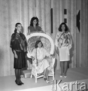 Maj 1985, Warszawa, Polska.
Wybory Miss Polonia, próby przed koncertem finałowym - dziewczyny wokół fotela przyszłej miss.
Fot. Jarosław Tarań, zbiory Ośrodka KARTA [85-4] 
