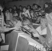 7.05.1985, Warszawa, Polska.
Sala Kongresowa, wybory Miss Polonia, dziewczyny rozdające autografy.
Fot. Jarosław Tarań, zbiory Ośrodka KARTA [85-2] 
