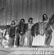 7.05.1985, Warszawa, Polska.
Sala Kongresowa w Pałacu Kultury i Nauki, wybory Miss Polonia, dziewczyny w jedwabnych sukniach na scenie.
Fot. Jarosław Tarań, zbiory Ośrodka KARTA [85-65] 
