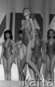 7.05.1985, Warszawa, Polska.
Sala Kongresowa w Pałacu Kultury i Nauki, wybory Miss Polonia, dziewczyny w kostiumach kąpielowych.
Fot. Jarosław Tarań, zbiory Ośrodka KARTA [85-1]