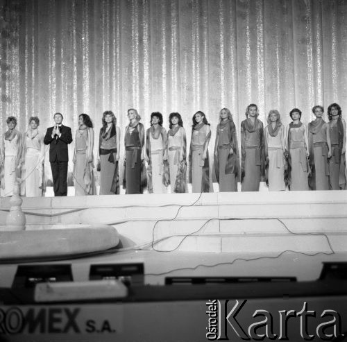 7.05.1985, Warszawa, Polska.
Sala Kongresowa w Pałacu Kultury i Nauki, wybory Miss Polonia, dziewczyny na scenie, trzeci od lewej stoi Mieczysław Gajda prowadzący koncert finałowy.
Fot. Jarosław Tarań, zbiory Ośrodka KARTA [85-2] 
