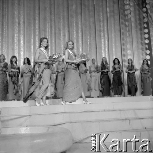 7.05.1985, Warszawa, Polska.
Sala Kongresowa w Pałacu Kultury i Nauki, wybory Miss Polonia, z prawej idzie Vice-Miss Polonia Brygida Bziukiewicz.
Fot. Jarosław Tarań, zbiory Ośrodka KARTA [85-2] 
