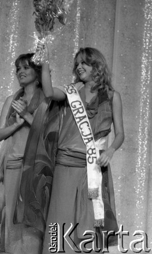 7.05.1985, Warszawa, Polska.
Sala Kongresowa Pałacu Kultury i Nauki, wybory Miss Polonia, Miss Gracja - Brygida Bziukiewicz, z tyłu stoi Katarzyna Zawidzka.
Fot. Jarosław Tarań, zbiory Ośrodka KARTA [85-3] 
