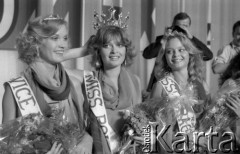 Maj 1985, Warszawa, Polska.
Sala Kongresowa Pałacu Kultury i Nauki, wybory Miss Polonia, stoją od lewej: Vice Miss Polonia - Joanna Niedorezo, Miss Polonia - Katarzyna Zawidzka, Vice Miss Polonia - Brygida Bziukiewicz.
Fot. Jarosław Tarań, zbiory Ośrodka KARTA [85-3] 
