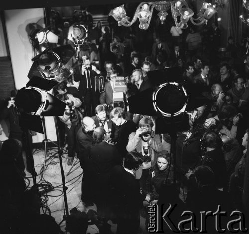 18-19.11.1985, Warszawa, Polska.
XI Międzynarodowy Konkurs Pianistyczny im. Fryderyka Chopina, grupa osób w hallu.
Fot. Jarosław Tarań, zbiory Ośrodka KARTA [85-58]