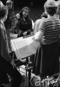 18-19.10.1985, Warszawa, Polska.
XI Międzynarodowy Konkurs Pianistyczny im. Fryderyka Chopina, w środku stoi Michie Koyama z Japonii, lareatka IV nagrody.
Fot. Jarosław Tarań, zbiory Ośrodka KARTA [85-55] 
