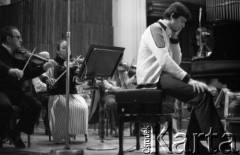 18-19.10.1985, Warszawa, Polska.
XI Międzynarodowy Konkurs Pianistyczny im. Fryderyka Chopina, przy fortepianie siedzi Krzysztof Jabłoński, laureat III nagrody.
Fot. Jarosław Tarań, zbiory Ośrodka KARTA [85-53] 
